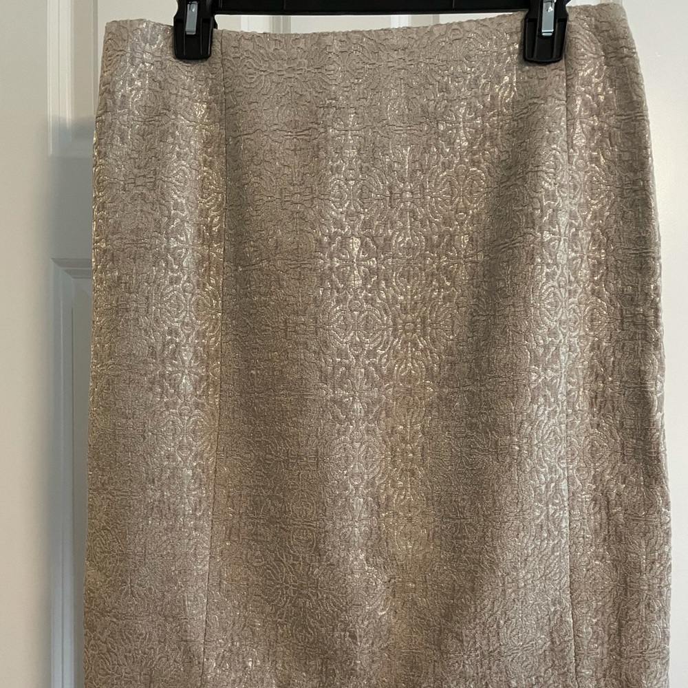 Skirt with slight metallic look